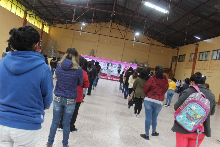 ENTREGAN CERCA DE DOS MIL PAQUETES DE ÚTILES ESCOLARES EN SANTA CRUZ&nbsp;TLAXCALA