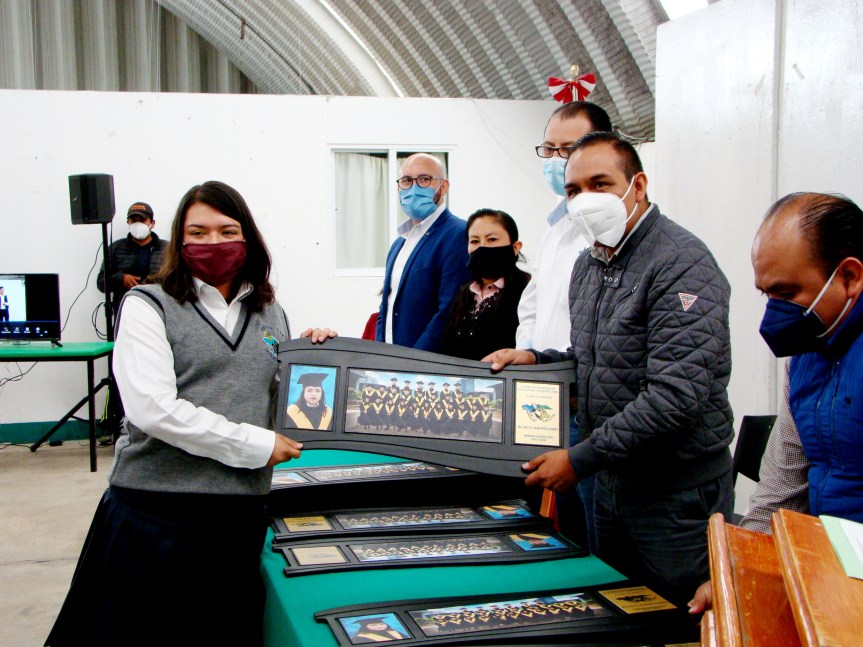 Miguel Ángel Caballero Yonca entregó fotografías del recuerdo a la PRIMERA GENERACIÓN EGRESADA  del CBTa 134 extensión&nbsp;Ixtenco