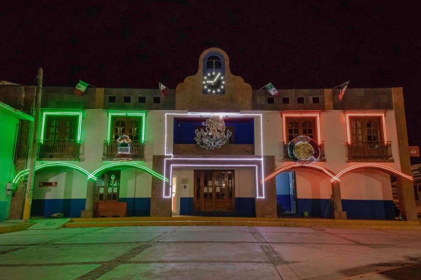 EL PALACIO MUNICIPAL DE ZITLALTEPEC SE VISTE DE COLORES, SE SUSPENDE CEREMONIA POR&nbsp;PANDEMIA.
