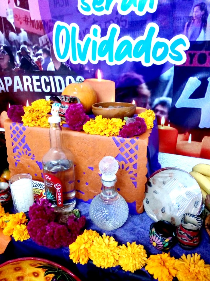MOVIMIENTO SOCIAL UNIDAD PARA TRANSFORMAR COLOCA OFRENDA REMEMORANDO A LOS 43 DESAPARECIDOS DE&nbsp;AYOTZINAPA.