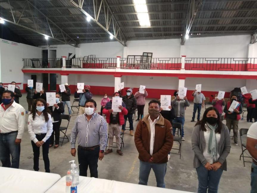 Familias Tequexquitences reciben escrituras de su&nbsp;propiedad.