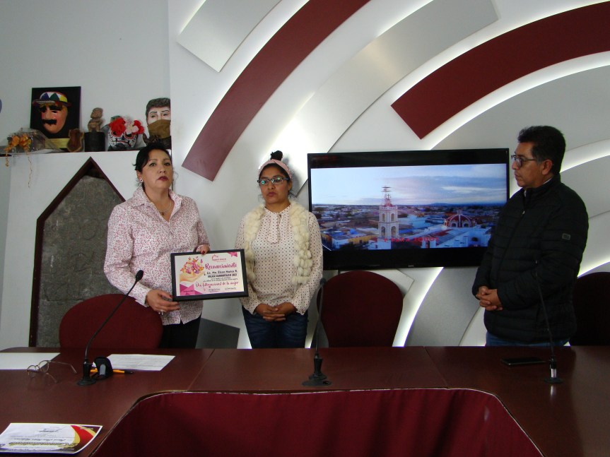 Recibe Premio como “Mujer huamantleca” María Elena Muñoz del colectivo Palabra de&nbsp;mujer