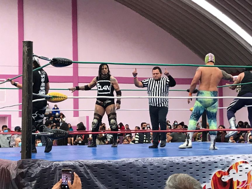 Gente de Ixtenco, vibra de emoción!, en evento de lucha profesional en Unidad Deportiva&nbsp;“Tlahuicole”.