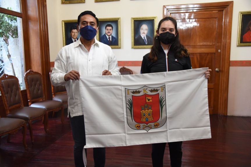 <strong><em>Abandera Jorge Corichi a joven nadadora rumbo al mundial en Serbia</em></strong>