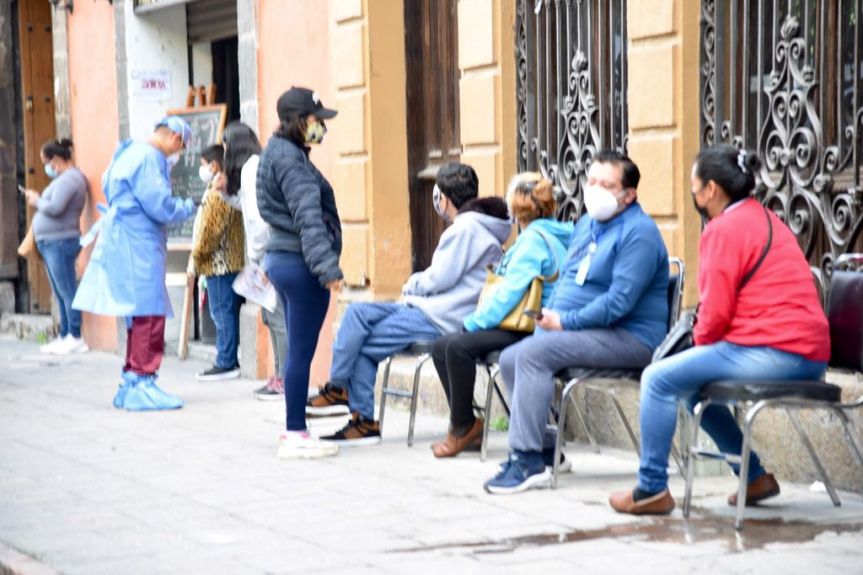<strong><em>El Ayuntamiento de Tlaxcala hace más llevadera la espera de personas que se realizan pruebas de COVID19</em></strong>