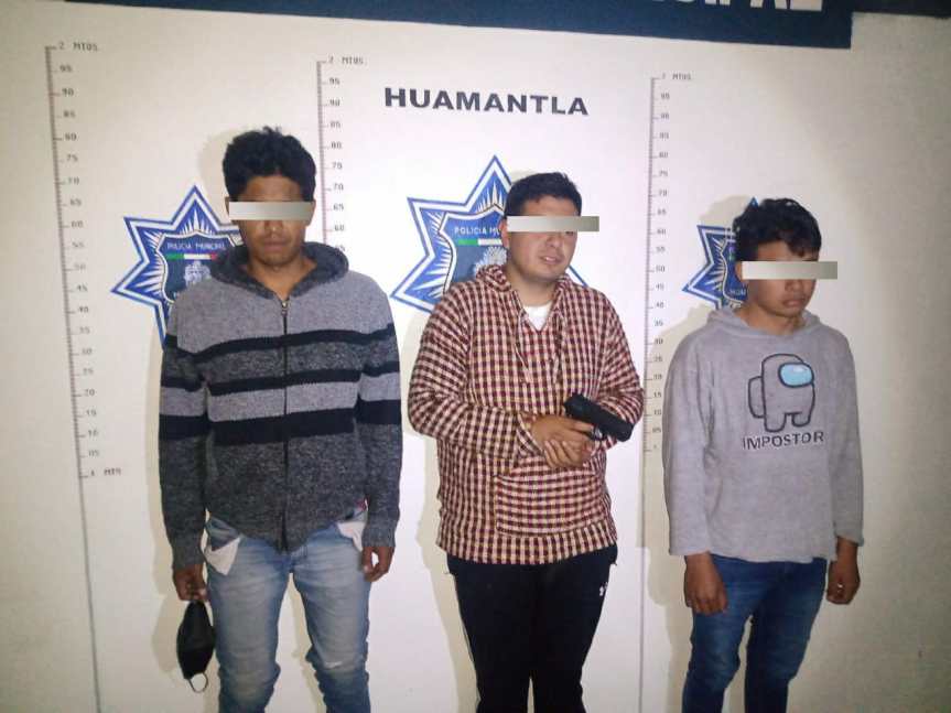 <strong>Tres detenidos con arma de fuego e intento de asalto a cuentahabiente.</strong>