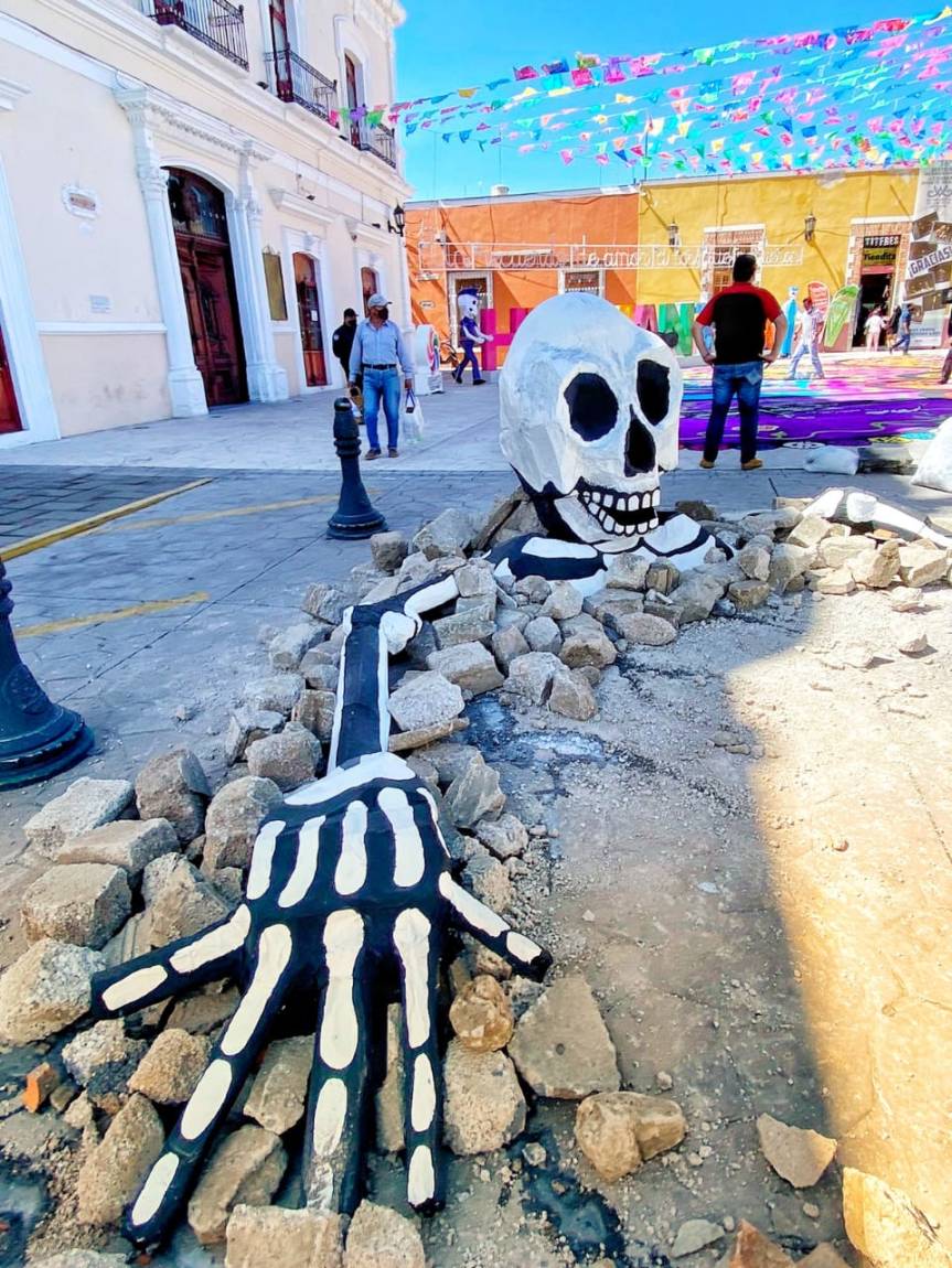 <strong>El artista plástico César Ruíz creó una Calavera gigante saliendo de la Tierra, expuesta frente al Palacio Municipal</strong>