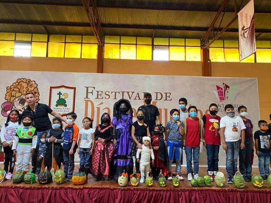 <strong>Alcalde de Santa Cruz Tlaxcala pugna por conservar las tradiciones y realizan taller de chilacayotes tallados</strong>