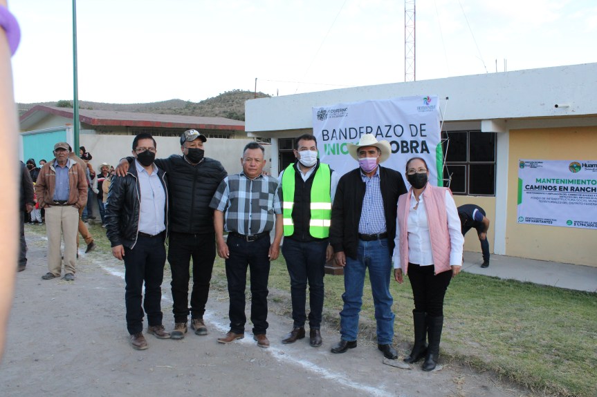 Alcalde da banderazo de inicio de obra de pavimentación de camino de acceso a Ranchería El&nbsp;Molino