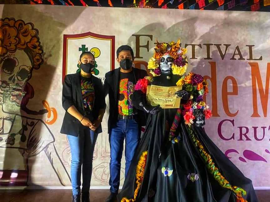 David Martínez entrega premios a los ganadores del concurso de fotografía y calaveritas&nbsp;literarias