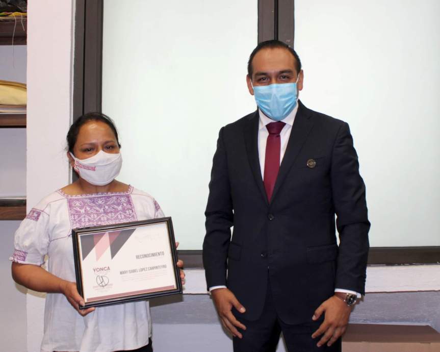 <strong>Miguel Ángel Caballero Yonca entrega reconocimiento a Artesana Ixtenguense que ganó premio Nacional</strong>