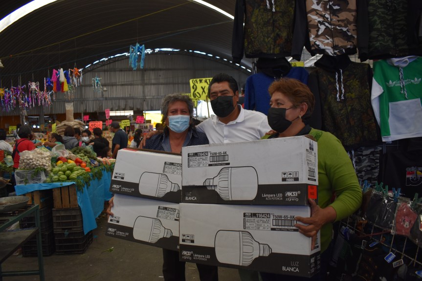 Alcalde de Zacatelco mantiene acercamiento permanenete con los locatarios del&nbsp;mercado