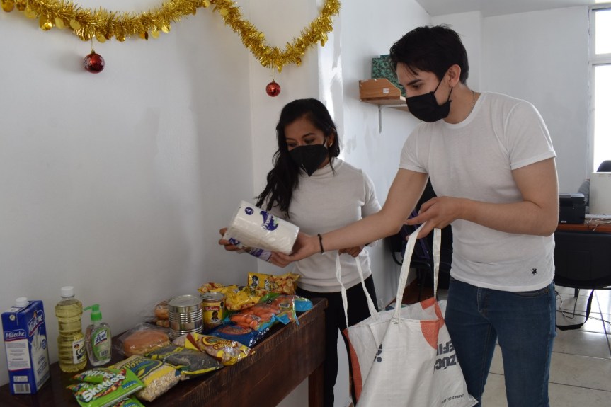 Hildeberto Pérez entrega apoyo a mujeres&nbsp;vulnerables