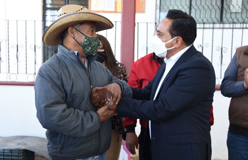 <strong>Ayuntamiento de Tlaxcala y SEFOA hacen entrega de paquetes de aves a habitantes de Tepehitec</strong>