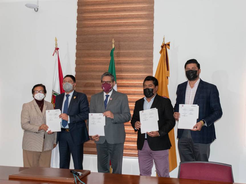 Firman convenio e colaboración UATx e Hildeberto Pérez&nbsp;Álvarez