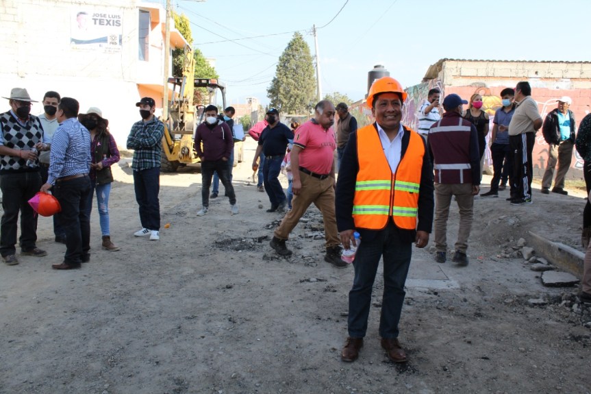 <strong>Alcalde de Teolocholco da banderazo de inicio de obra de rehabilitación de pavimento en Av. Pedregal</strong>