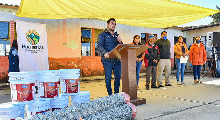 Entrega el presidente municipal material para el bachillerato tecnológico General Francisco Villa, para mejorar su imagen y reforzar la&nbsp;seguridad.