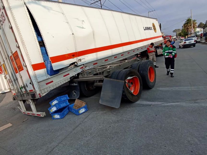 SÓLO DAÑOS MATERIALES AL IMPACTARSE EL TREN CON UN TRAILER EN HUAMANTLA 