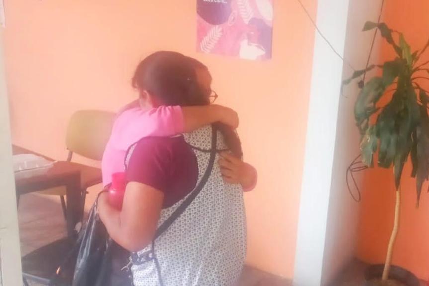  REÚNEN POLICÍAS MUNICIPALES DE HUAMANTLA Y TEHUACÁN A JOVEN CON SUS&nbsp;FAMILIARES