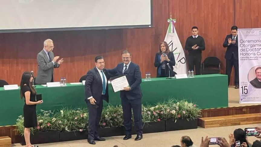 Con la presencia de Lázaro Cárdenas Batel y Héctor Vasconcelos, Marcelo Ebrard recibe Doctorado Honoris&nbsp;Causa