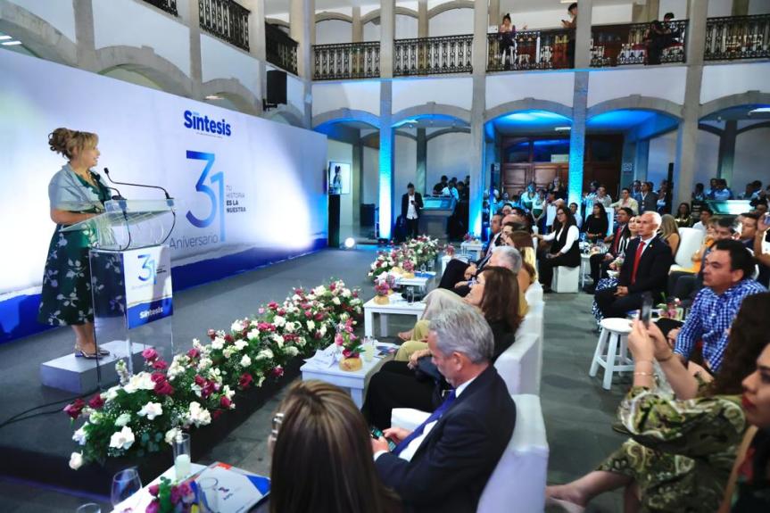 ASISTE GOBERNADORA LORENA CUÉLLAR A CELEBRACIÓN POR 31 ANIVERSARIO DE SÍNTESIS&nbsp;TLAXCALA