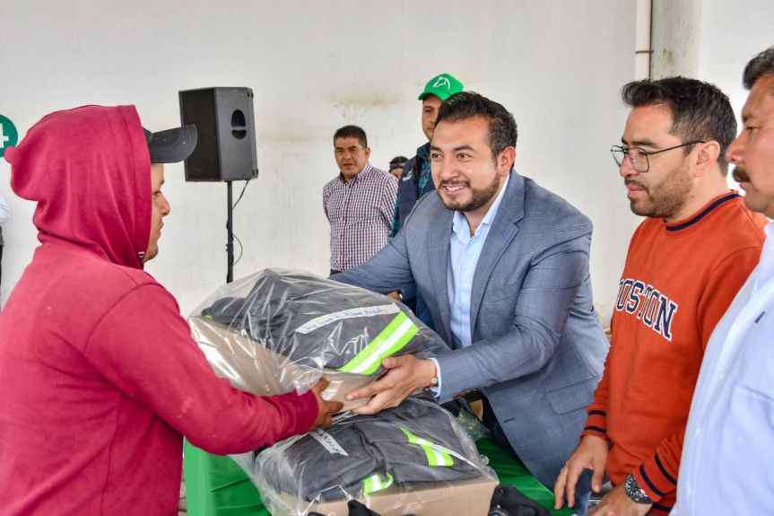 ENTREGA SALVADOR SANTOS CEDILLO UNIFORMES A PERSONAL DE SERVICIOS&nbsp;PÚBLICOS