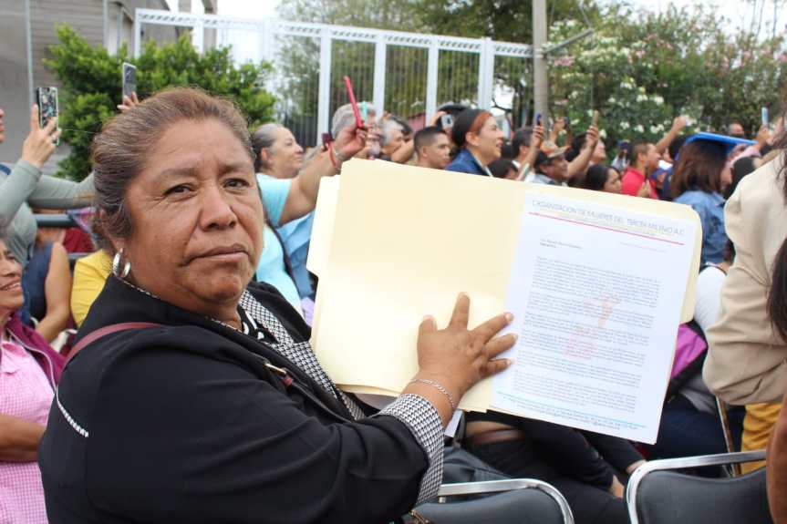 Entrega carta con solicitudes a Marcelo Ebrard la líder social Catalina Flores&nbsp;Hernández