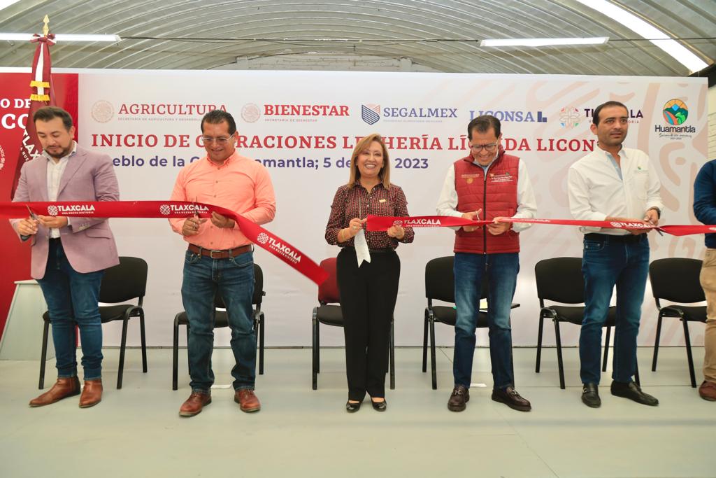 ABREN DISTRIBUIDORA LICONSA EN EL MUNICIPIO DE HUAMANTLA 

*Se entregaron 167 tarjetas a beneficiarios del programa de abasto social  

La titular del Ejecutivo local, Lorena Cuéllar Cisneros, acompañada del gerente nacional de abasto de Liconsa del Gobierno de México, Víctor Hugo Pérez Rojas, puso en marcha la lechería Liconsa en el municipio de Huamantla y entregó 167 tarjetas a beneficiarios del programa de abasto social. 

Durante el acto protocolario, se informó que con la puesta en marcha de la distribuidora se beneficia a 140 familias para cumplir con el programa social de seguridad alimentaria en la comunidad De la Cruz del municipio antes citado. 
 
La mandataria estatal afirmó que a través del trabajo coordinado se cumple la instrucción del presidente de México, Andrés Manuel López Obrador, “porque todos juntos hoy entregamos esta nueva lechería y 167 tarjetas, pero queremos que se atienda a muchos más. Llegar a más y más tlaxcaltecas, en esta gran fábrica se producen 2 millones de litros al mes, imagínense cuántos litros están llegando a las familias tlaxcaltecas y también de otros lugares”. 

Cuéllar Cisneros reconoció que el producto lácteo es de excelente calidad y contribuirá a la alimentación de los sectores menos favorecidos, “así que hoy en esta distribuidora vamos a entregar 400 litros de leche de excelente calidad y nos da mucho gusto que Liconsa siga creciendo”, expresó. 

Antes, el gerente nacional de abasto de Liconsa del Gobierno de México, Víctor Hugo Pérez Rojas informó que a 79 años de haberse creado Liconsa en el país, en Tlaxcala se distribuye el producto lácteo a los 60 municipios.

Indicó que la población objetivo de este programa son: niños, niñas, adultos mayores, adolescentes, mujeres embarazadas, mujeres lactantes, personas con enfermedades crónico–degenerativas o con alguna discapacidad. 

“Hoy en esta comunidad De la Cruz se va a apoyar con la apertura y transformación de leche en polvo a leche líquida para 140 familias, ustedes van a consumir la mejor leche de México, que nosotros compramos y acopiamos al pequeño y mediano productor mexicano, que nosotros la compramos a 10 pesos con 60 centavos el litro y la vendemos a 6 pesos 50 centavos para el consumo de ustedes”, indicó. 

Este producto contiene una fórmula especializada con zinc, ácido fólico, vitamina A, vitamina B, hierro, calcio y todos los minerales necesarios para el beneficio de quien la consume. 

En tanto, el delegado de los programas de Bienestar, Carlos Luna Vázquez afirmó que con la apertura de la lechería los habitantes accederán a un producto de excelente calidad, “realmente la leche es la mejor que hay en el país, de verdad, una leche de calidad y además que no la reciclamos. ¿Sí sabían que las empresas las reciclan y la vuelven a sacar al mercado?” 

En su oportunidad, el presidente municipal de Huamantla, Salvador Santos Cedillo agradeció el inicio de la lechería para el beneficio de los habitantes “y que la tengamos en Huamantla, en diferentes comunidades es una gran ayuda y el que se acerque justamente a esta comunidad es de agradecerse, es un trabajo en conjunto y todos tenemos que poner ese esfuerzo, ser unidos, ser agradecidos, porque todos hacemos que esto se genere y es para beneficio de las familias”, recalcó. 

En el evento estuvieron el gerente estatal de Liconsa, Carlos Arturo Salomón Álvarez; el presidente de comunidad De la Cruz, Cristian Alan Hernández Godínez y beneficiarios del programa.