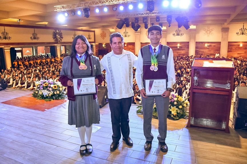 RECONOCEN A GANADORES DE CONCURSO INTERNACIONAL DE MATEMÁTICAS EN&nbsp;SINGAPUR