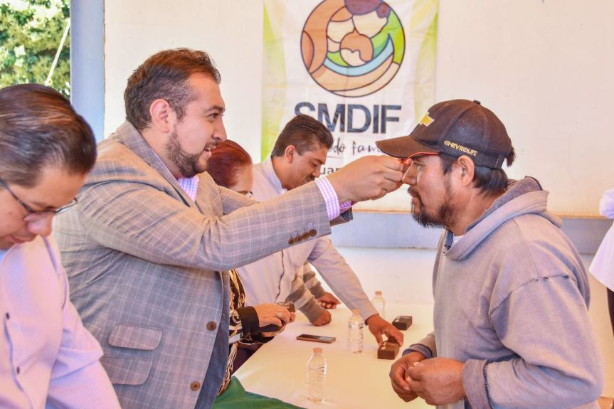 TRANSFORMA SALVADOR SANTOS CEDILLO LA VIDA DE HOMBRES Y MUJERES DEL CAMPO CON LENTES&nbsp;GRATUITOS