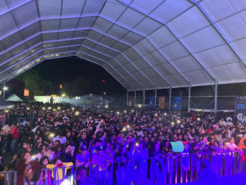 UZIELITO MIX PRENDE A LOS HUAMANTLECOS CON RITMO DE REGGAETON EN EL FORO DEL ARTISTA 