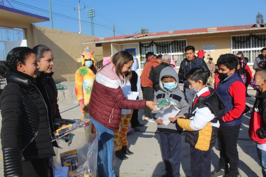 ENTREGÓ AYUNTAMIENTO DE SANTA CRUZ TLAXCALA JUGUETES A NIÑOS DE PREESCOLAR Y&nbsp;PRIMARIA
