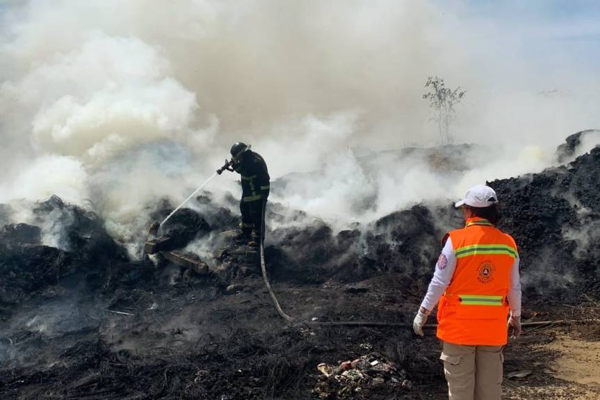 APOYA DIRECCIÓN DE SEGURIDAD PÚBLICA DE HUAMANTLA A SOFOCAR INCENDIO EN EL RELLENO SANITARIO DE BENITO&nbsp;JUÁREZ