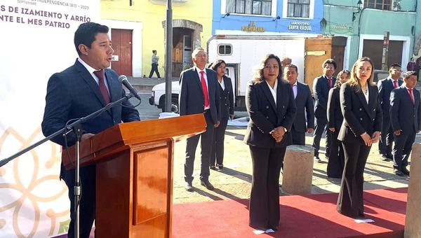 Cumple el ayuntamiento de Santa Cruz Tlaxcala con el izamiento de bandera en la Plaza de la Constitución de la capital de&nbsp;estado