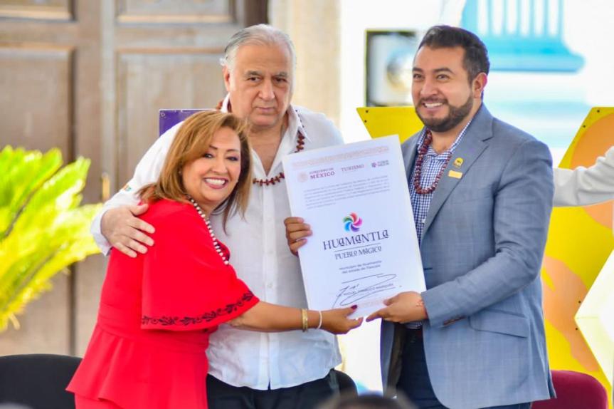 RECIBE SALVADOR SANTOS CEDILLO ACTUALIZACIÓN DEL NOMBRAMIENTO COMO “PUEBLO MÁGICO” DE&nbsp;HUAMANTLA