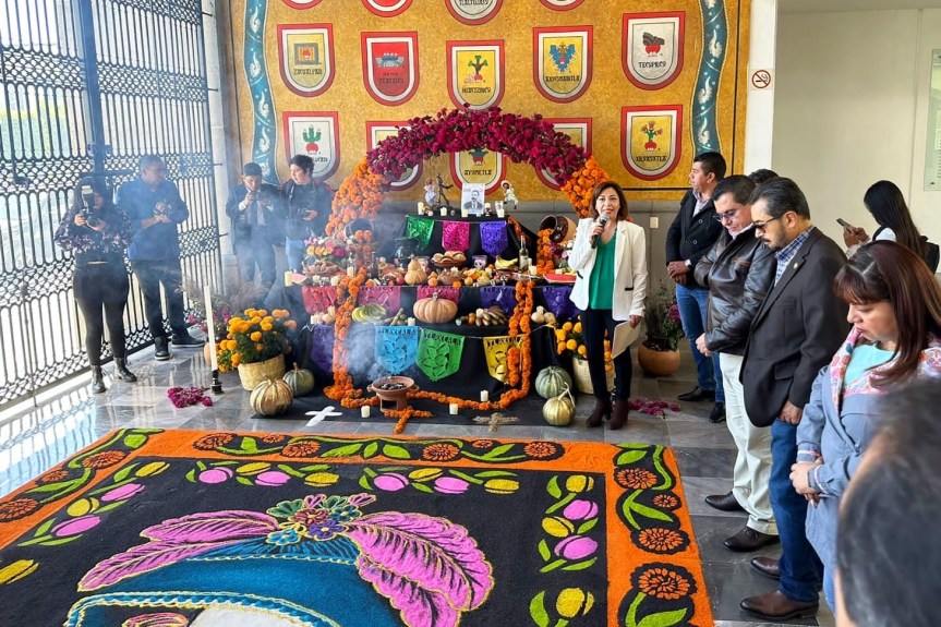 REALIZA AYUNTAMIENTO DE HUAMANTLA ALFOMBRA DE ARTE EFÍMERO Y OFRENDA DE DÍA DE MUERTOS EN EL CONGRESO DEL&nbsp;ESTADO