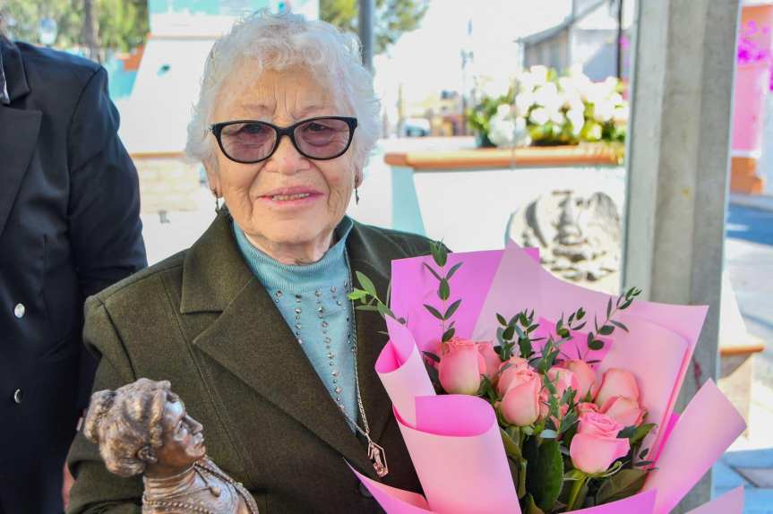 OTORGAN PREMIO PAULINA&nbsp;MARAVER