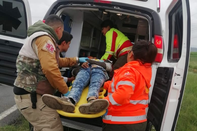 ELEMENTOS DE PROTECCIÓN CIVIL DE HUAMANTLA AUXILIAN A JOVEN LESIONADO EN CAMINO A&nbsp;JUÁREZ