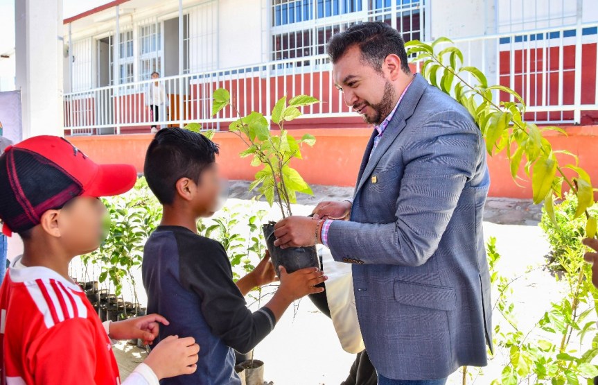 LANZA SALVADOR SANTOS CEDILLO, PRESIDENTE MUNICIPAL ELECTO, INICIATIVA PARA QUE FAMILIAS DE HUAMANTLA ADOPTEN UN&nbsp;ARBOLITO