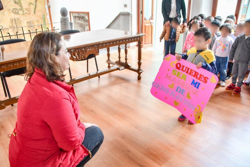 VISITAN NIÑAS Y NIÑOS DE ESTANCIA INFANTIL A PRESIDENTA MUNICIPAL DE&nbsp;HUAMANTLA