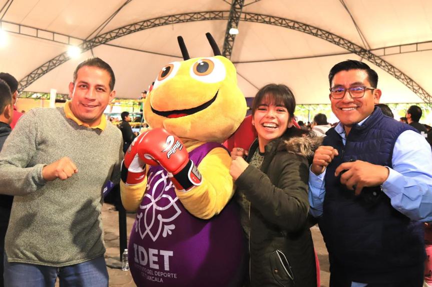 JÓVENES, FAMILIAS Y ADULTOS MAYORES DISFRUTAN DE SESIÓN MASIVA DE BOXEO&nbsp;FITNESS