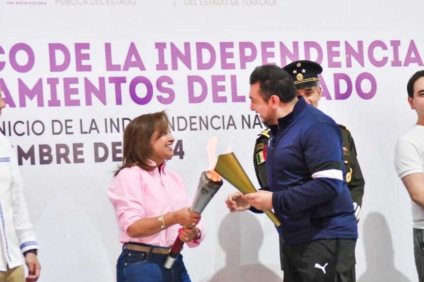 RECIBE SALVADOR SANTOS CEDILLO EL FUEGO SIMBÓLICO DE LA INDEPENDENCIA 