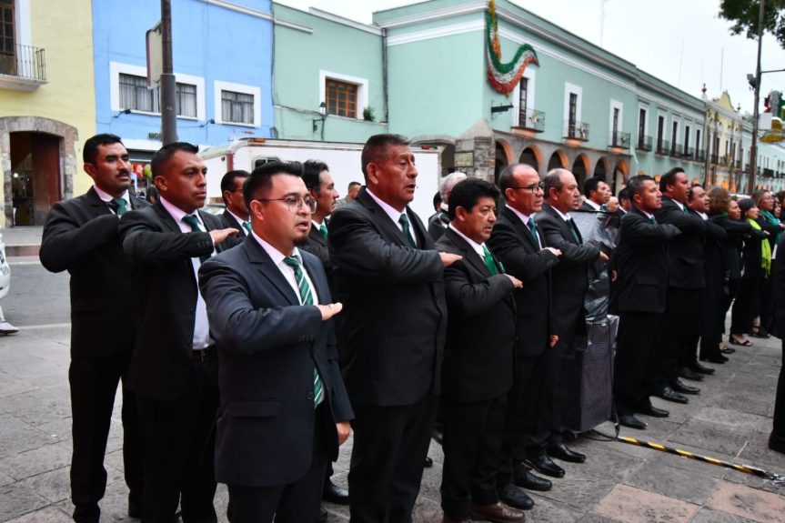 PARTICIPA AYUNTAMIENTO DE HUAMANTLA EN CEREMONIA DE ARRÍO DE BANDERA FRENTE A PALACIO DE GOBIERNO 