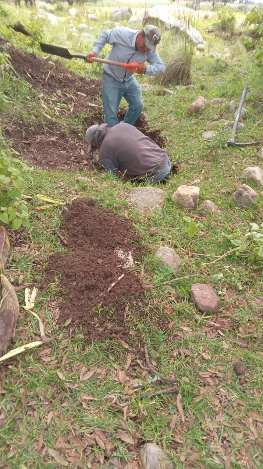 Coordinación de Agua Potable de Ixtenco realiza limpieza en encausamiento de agua rodada de la&nbsp;Malinche