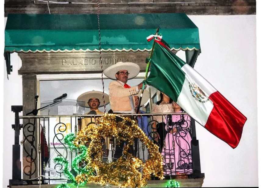 David Vega Terrazas alcalde de Yauhquemehcan, lanzó la arenga del Grito de Independencia e hizo sonar la campana tres&nbsp;veces