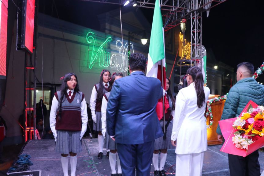 Celebra Aline Lazo el Grito de Independencia ante cientos de&nbsp;ciudadanos