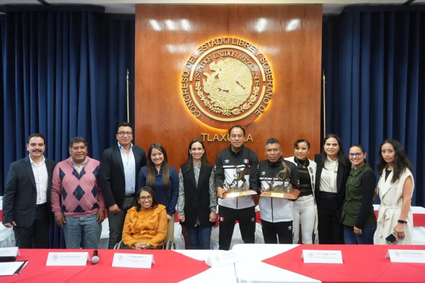 Entrega diputada Madai Pérez reconocimiento a Leonardo Pérez, atleta paralímpico&nbsp;tlaxcalteca