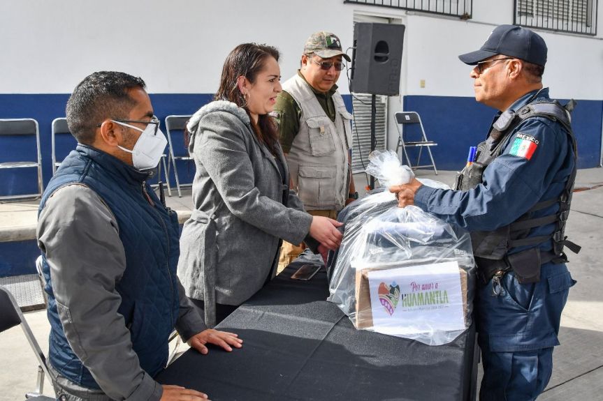 RECONOCE GOBIERNO DE HUAMANTLA A SUS POLICÍAS Y ENTREGA NUEVOS&nbsp;UNIFORMES