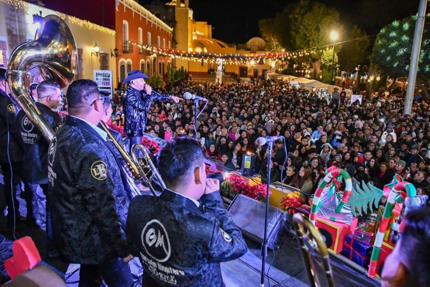 HUICHO DOMÍNGUEZ Y GERMÁN MONTERO ENCENDIERON EL ESPÍRITU FESTIVO EN EL GRAN DESFILE NAVIDEÑO DE&nbsp;HUAMANTLA