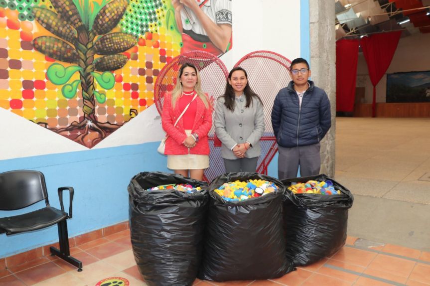 Entrega Ayuntamiento de Ixtenco “tapitas” a la fundación “Corazonadas de&nbsp;Amor”